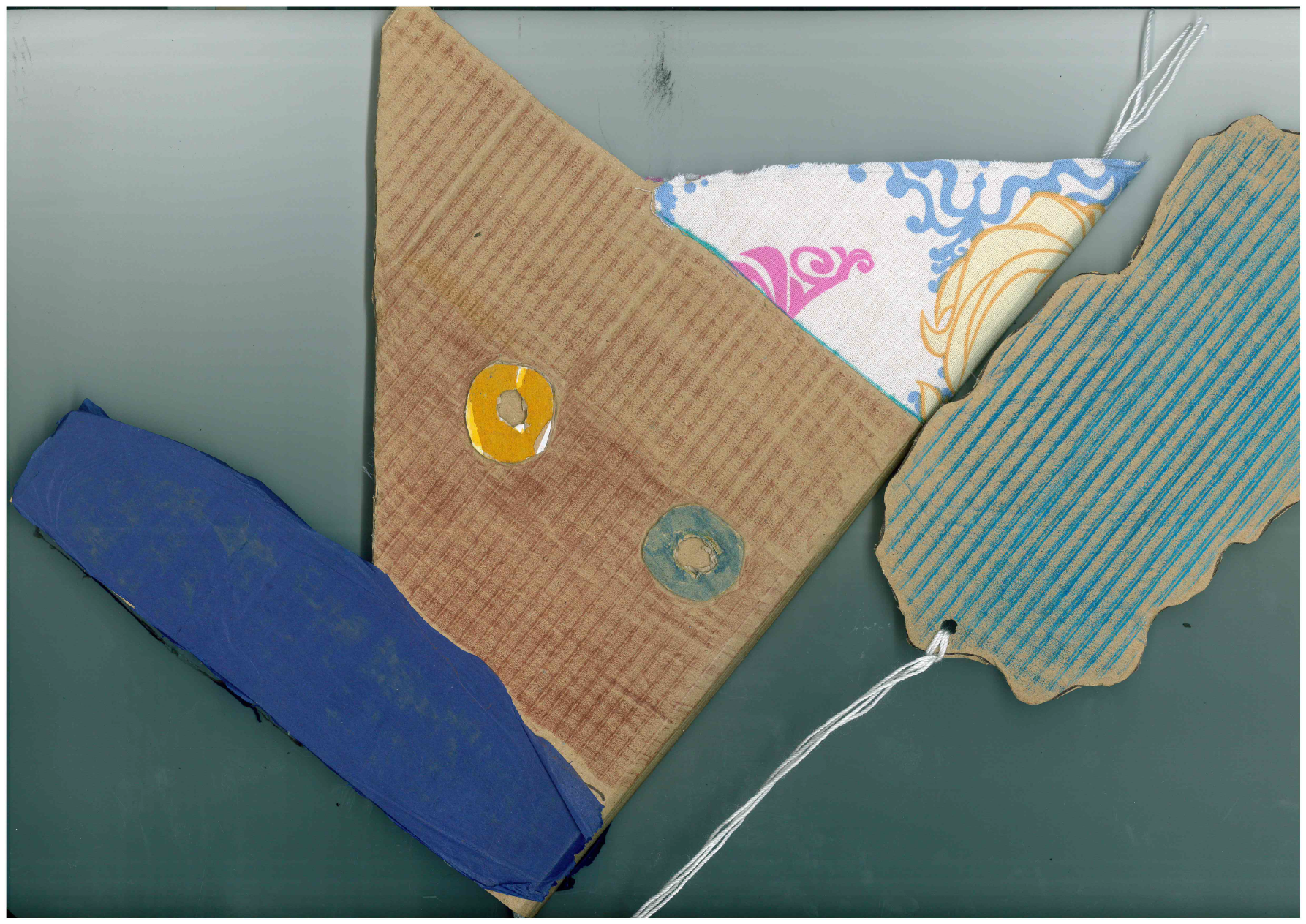 fotograf a del libro viajero, que es un barco de cart n y est doblado a la mitad.