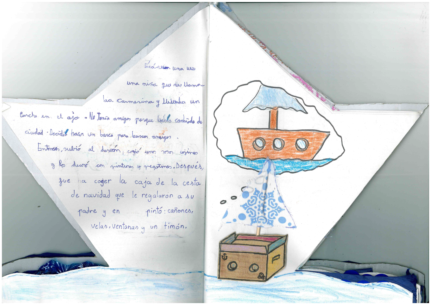 Texto manuscrito y dibujo del barco imaginario de Carmesina, es de color marr n y con vela azul. En la parte de abajo, aparece el dibujo del barco que ha construido con una caja de cart n y los cojines decorados que hacen la vela.
