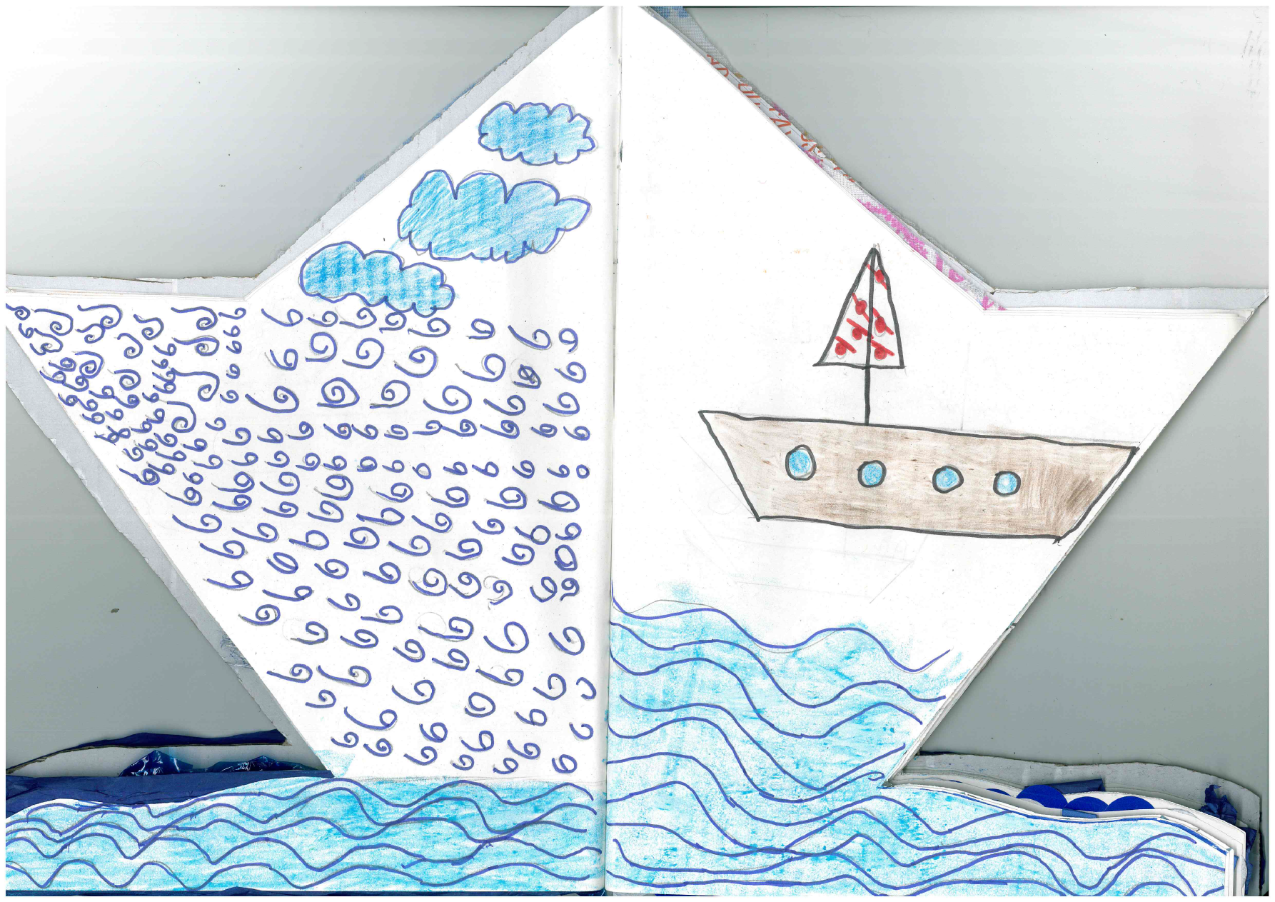 un dibujo a doble p gina representa el barco de Carmesina surcando el mar con un cielo con nubes