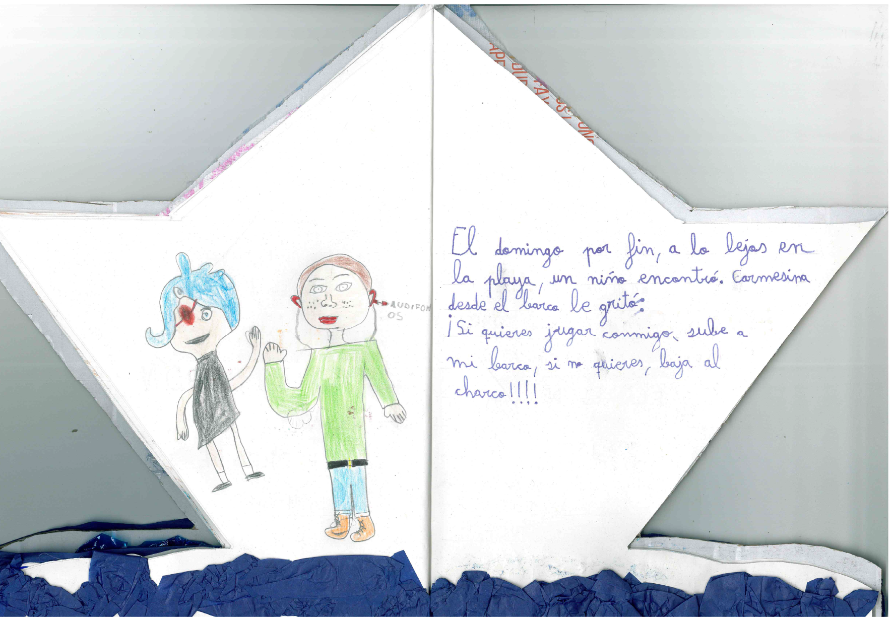 Carmesina con un ni o al lado derecho. Ambos est n de pie, Carmesina viste de negro y lleva en el ojo el parche rojo y el ni o viste con camiseta verde y pantal n azul, y tiene dos aud fonos de color rojo. A la derecha est el texto manuscrito