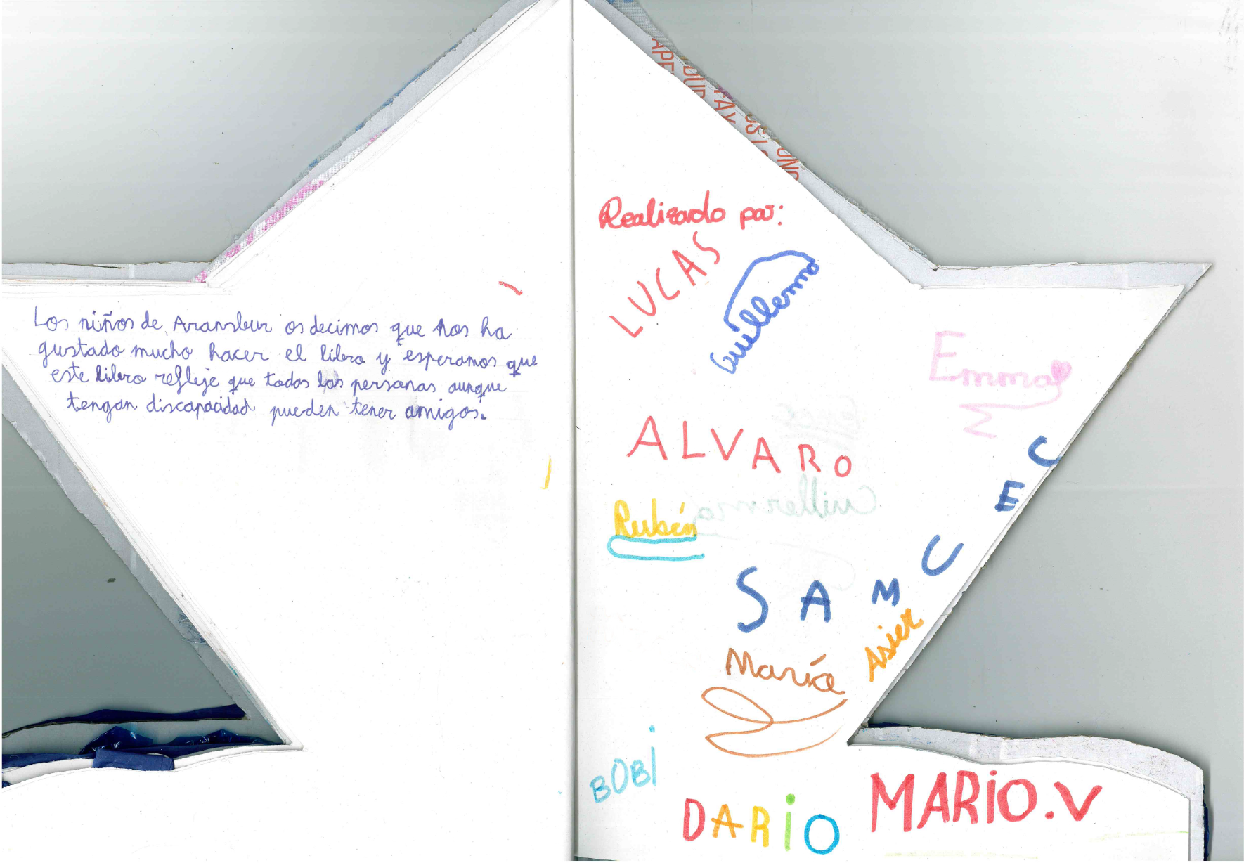 Texto manuscrito y firmas de los realizadores del libro