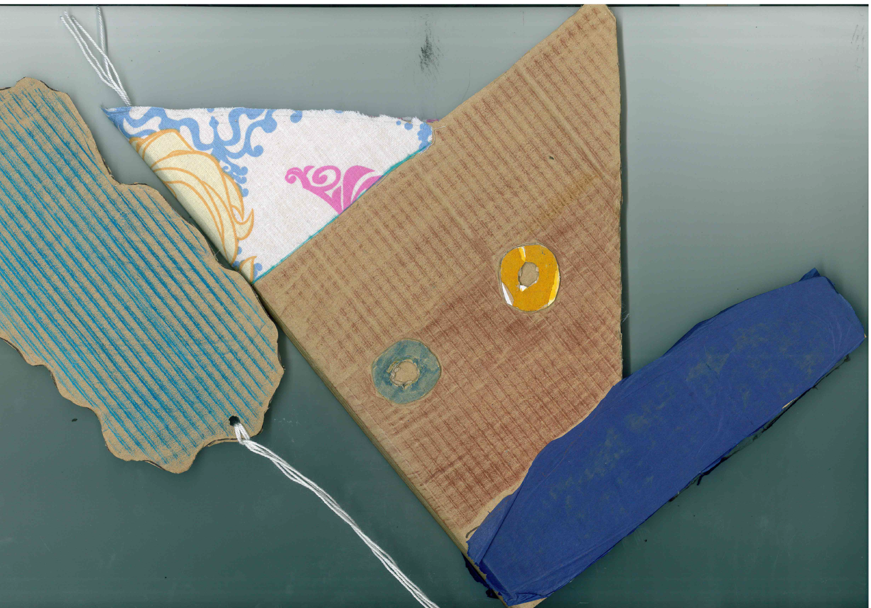 fotograf a del libro viajero, que es un barco de cart n y est doblado a la mitad.