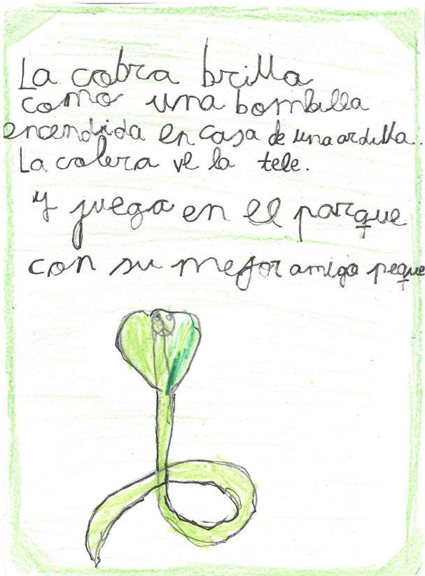 La imagen muestra el dibujo de una cobra, hecho con l piz y colores, principalmente verde con un toque de azul en la parte superior del cuerpo. La cobra est en una postura de defensa, con el capuch n expandido. Sus ojos y boca est n dibujados de forma simple, d ndole un aire expresivo. El cuerpo se curva hacia abajo formando un lazo.  