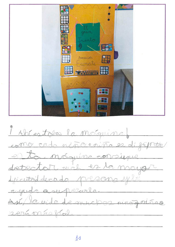 Fotograf a de una m quina construida por los j venes de la asociaci n Eunate  Es de cart n color naranja claro y con botones dibujados   Aparece escrito Asociaci n Eunate y el gran invento 