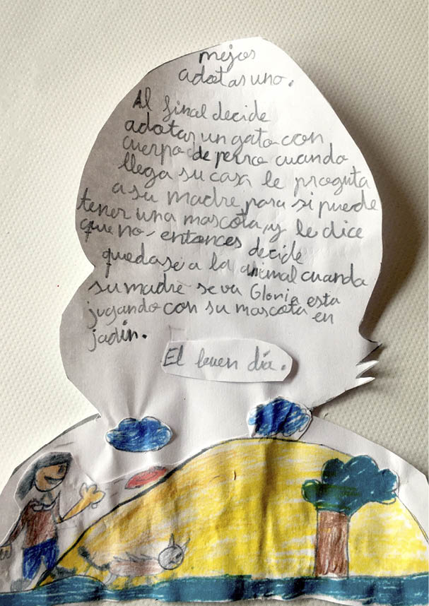 En el recorte de la silueta de la portada aparece el texto y un dibujo infantil de una ni a andando con un perrogato delante, al fondo un paisaje con una monta a, un  rbol y nubes en el cielo y un sol rojizo  La ni a viste con jersey marr n y pantalones azules y el perro gato es de color gris y marr n 