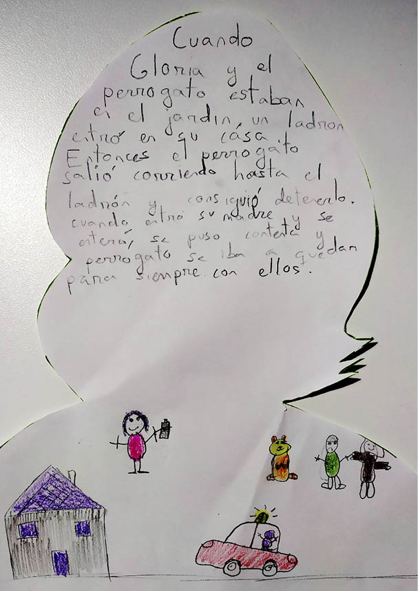 Se representa a trav s de dibujos infantiles, la escena con una ni a, Gloria Fuertes, alegre con los brazos extendidos con vestido rosa y un ladr n al que ha detenido la polic a   Tambi n aparece el Perrogato en medio y una casa y el coche de polic a abajo 