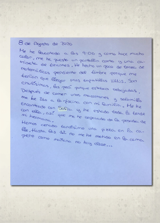 Textos manuscritos sobre hoja azul tipo folio acual,