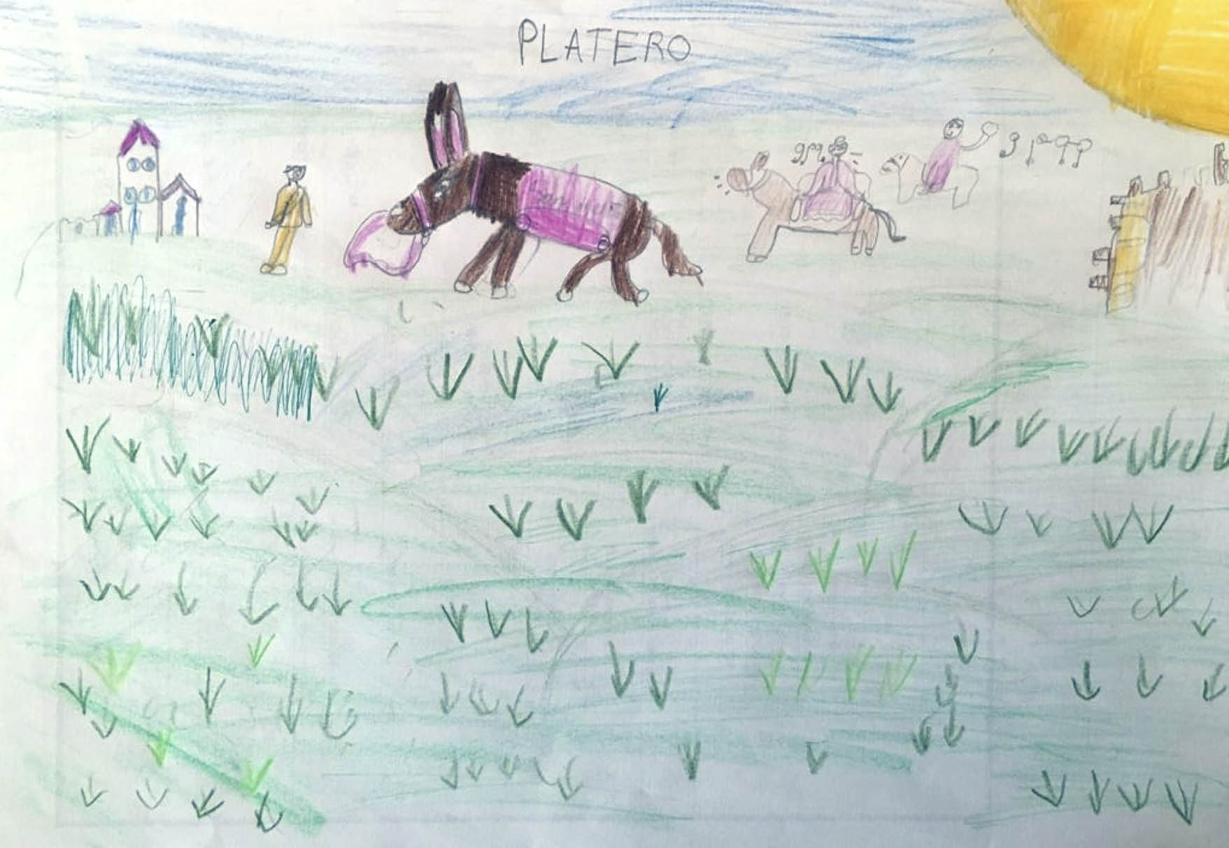 Dibujo infantil del burrito platero de color marrón en un prado trotando, detrás hay dos jinetes montados en dos burros  Delante del burrito Platero aparece una persona de pié, vestida de amarillo y mirando hacia Platero, y al fondo a la izquierda han dibujado varias casas, con fachada blanca y ventanas de color azul 