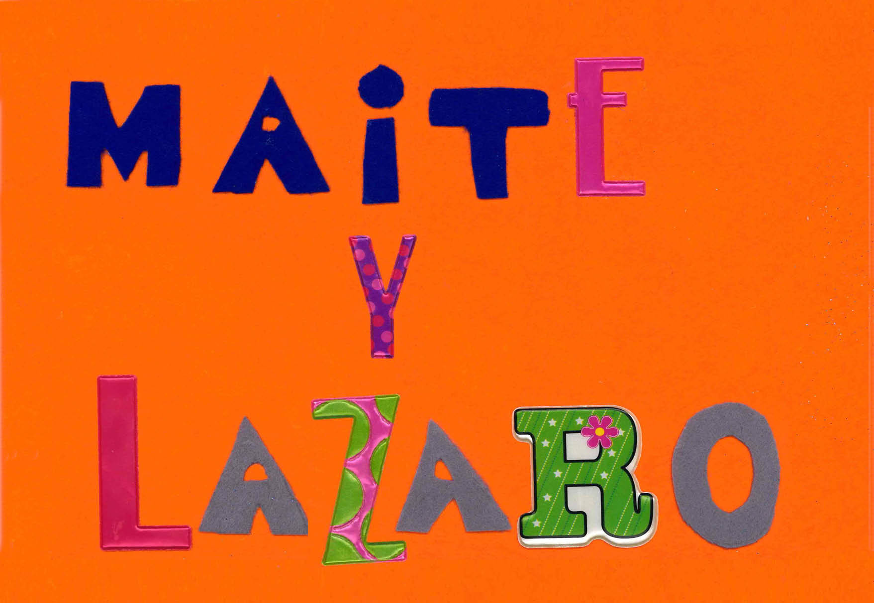 T tulo realizado con letras de colores recortadas en papel  tela y pl stico sobre un fondo de color naranja