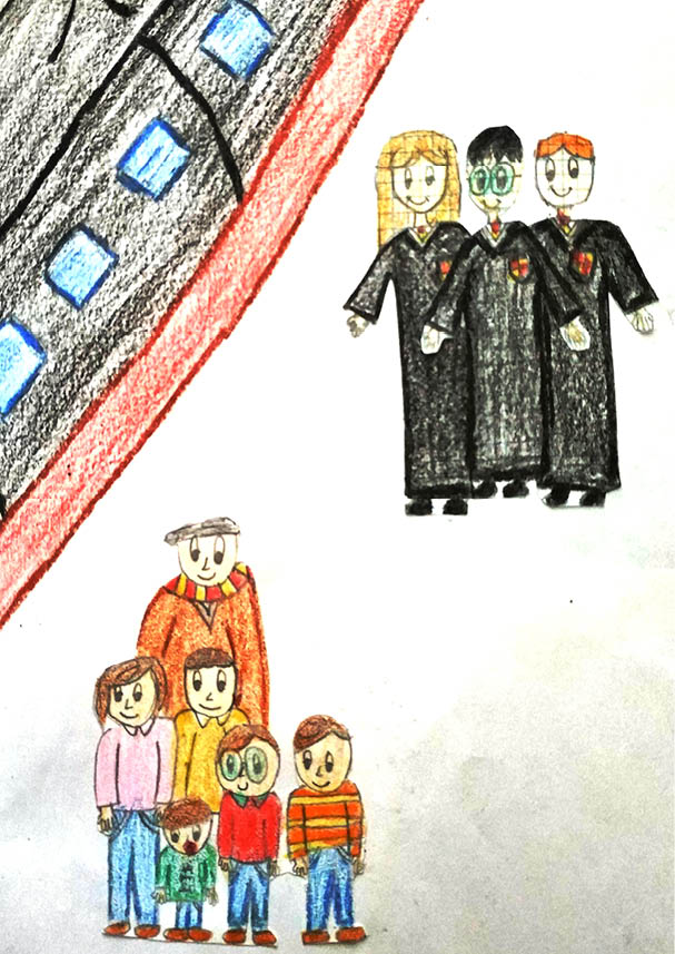 Dibujo infantil en el que se encuentra el mismo dibujo de la familia de Manolito esperando el tren y en la parte superior hay un dibujo de Harry Potter y los personajes del libro Hermione y Ron, sonriendo y esperando a la familia de Manolito  Los tres sonríen y abren las manos en señal de bienvenida y llevan largas túnicas negras   