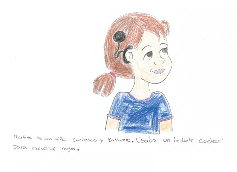 La imagen es un dibujo infantil hecho con l pices de colores de una ni a de pelo casta o recogido con una coleta y coletero rojo, la ni a est de lado.  Su pelo es liso y tiene flequillo. Su cara es de piel clara y redonda, con ojos son grandes y y cejas delgadas y arqueadas. Tiene una nariz peque a y una boca con una ligera sonrisa, con labios de color rosa. En su o do derecho lleva un implante coclear negro con un procesador negro que va detr s de la oreja y un cable con el im n tambi n negro. una parte circular en la cabeza y otra m s delgada que se curva detr s de la oreja. Lleva puesta una camiseta de manga corta de color azul con bordes en tonos morados.  