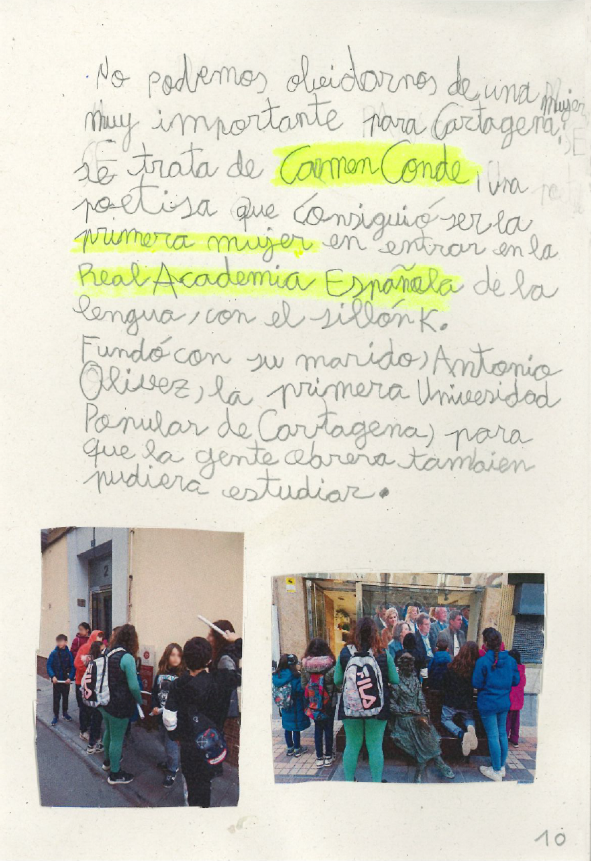 dos fotograf as de los chicos de APANDA ante la puerta de la primera Universidad Popular de Cartagena, fundada por Carmen Conde Abell n y su marido